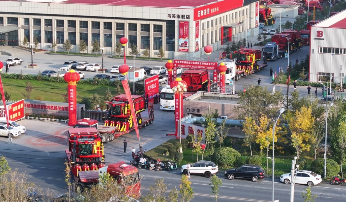 Uzbekistan has purchased the largest batch of Chinese cotton harvesters. China intends to oust John Deere, Case and others